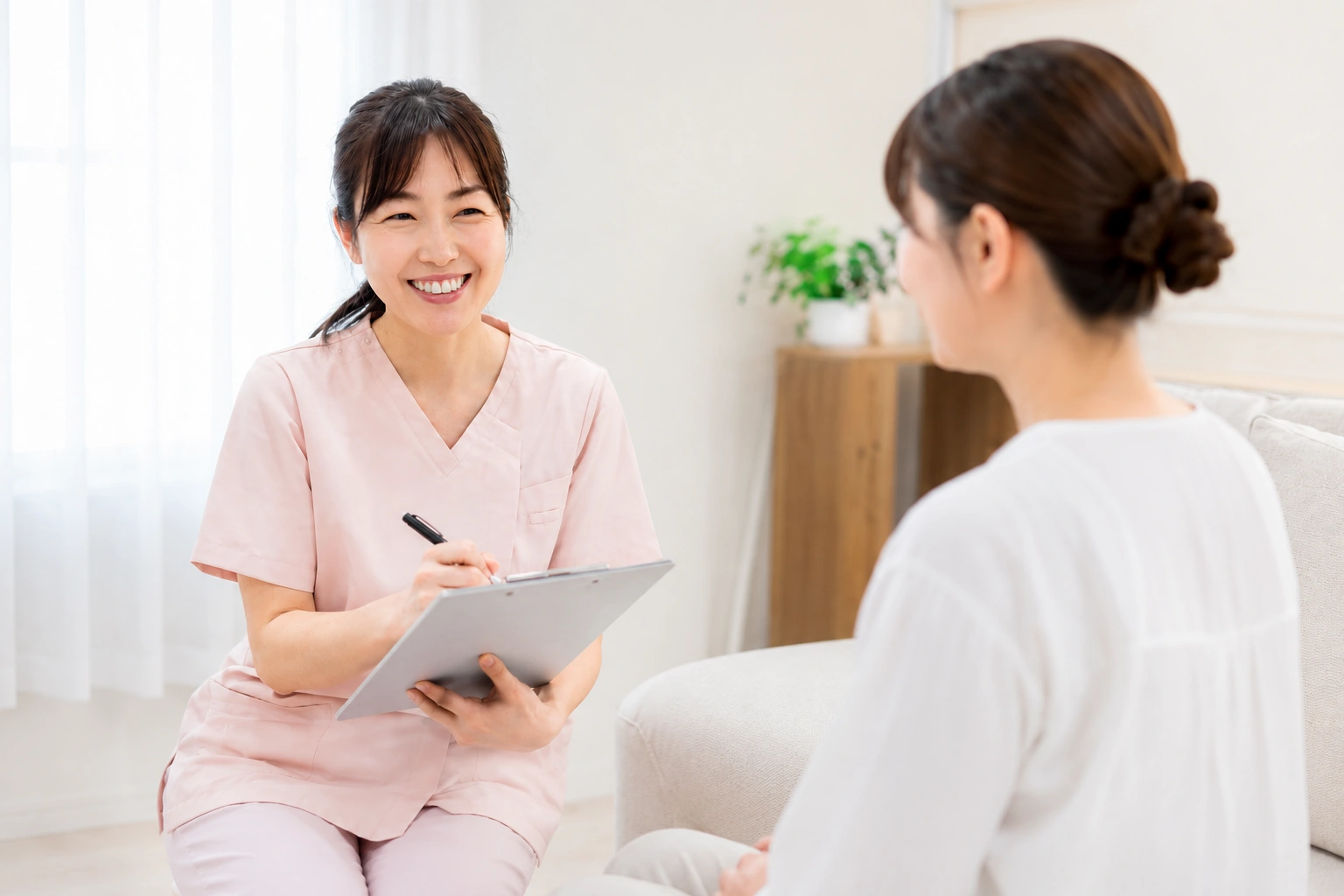 訪問助産師によるケアの様子